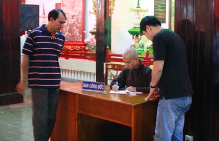 Hối hả đi lễ Rằm tháng giêng - 10