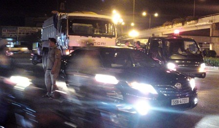 Xe tải lật, hàng trăm thùng sữa tươi rải đầy đường - 5