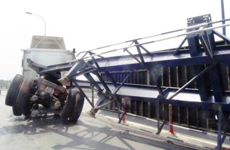 Xe tải lật, hàng trăm thùng sữa tươi rải đầy đường - 3