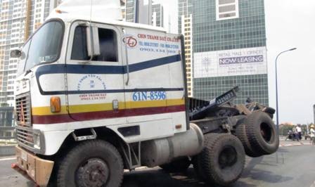 Xe tải lật, hàng trăm thùng sữa tươi rải đầy đường - 4