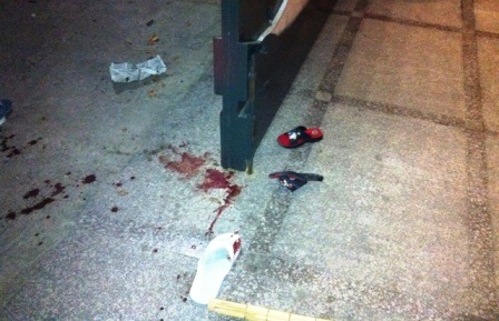 Bị cửa sắt tự động kẹt phải, bé trai 4 tuổi tử vong