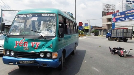 Va chạm xe khách, 3 người chết, 2 người trọng thương  - 1