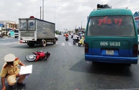 Va chạm xe khách, 3 người chết, 2 người trọng thương  - 2