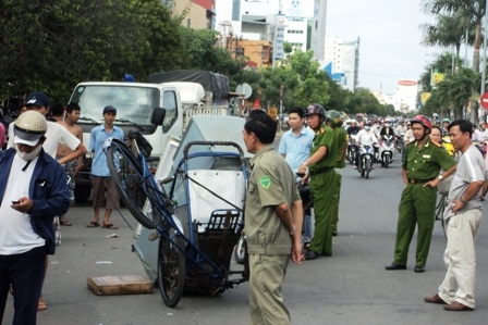 Náo loạn vì xe Innova truy đuổi kẻ trộm gương gây tai nạn - 5