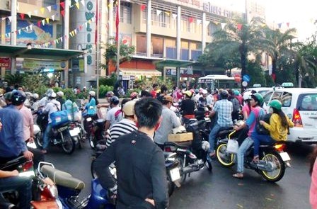 Dòng người ồ ạt quay lại thành phố sau Tết - 1