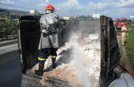 Thùng hàng xe tải bốc cháy ngùn ngụt