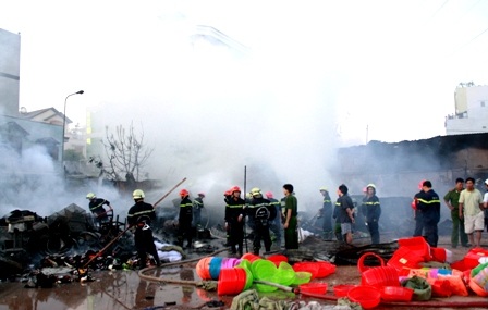 Hỏa hoạn lớn, hàng trăm người di tản khẩn cấp