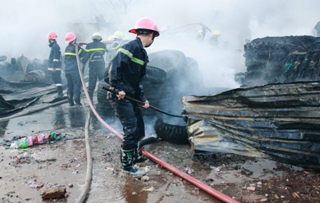 Hỏa hoạn lớn, hàng trăm người di tản khẩn cấp