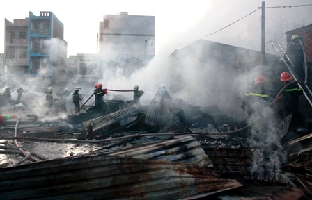 Hỏa hoạn lớn, hàng trăm người di tản khẩn cấp