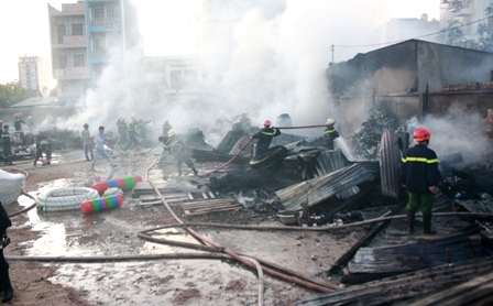 Hỏa hoạn lớn, hàng trăm người di tản khẩn cấp