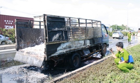 Thùng hàng xe tải bốc cháy ngùn ngụt