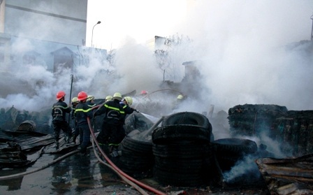 Hỏa hoạn lớn, hàng trăm người di tản khẩn cấp