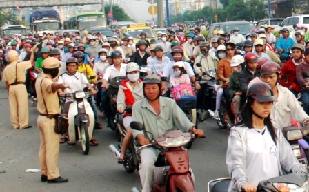 Dòng người ồ ạt quay lại thành phố sau Tết - 3