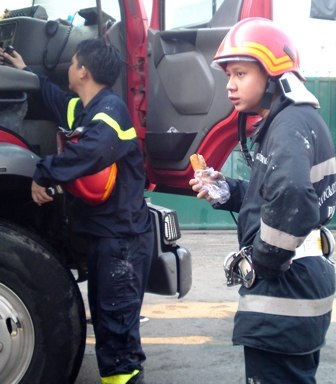 Cháy lớn tại xưởng sản xuất bao bì - 8