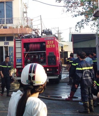 Cháy lớn tại xưởng sản xuất bao bì - 4