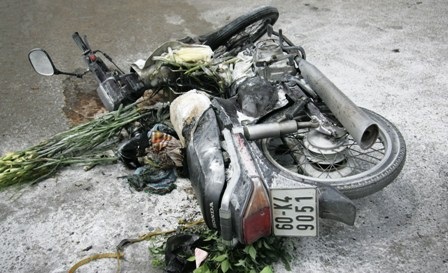 Xe máy lại bốc cháy khi vừa đổ xăng - 1 Xe máy lại bốc cháy khi vừa đổ xăng - 1