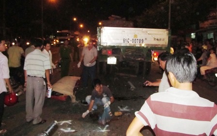 Va chạm xe máy, một người tử vong do bị xe tải cán ngang - 2