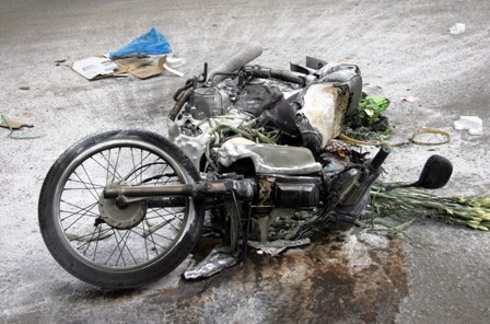 Xe máy lại bốc cháy khi vừa đổ xăng - 2 Xe máy lại bốc cháy khi vừa đổ xăng - 2