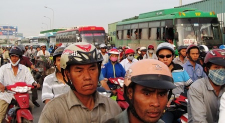 Lật container chở sắt cuộn, giao thông hỗn loạn