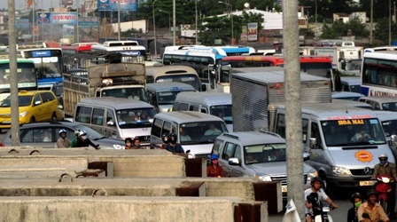 Lật container chở sắt cuộn, giao thông hỗn loạn