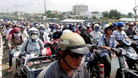 Xe tải lật, hàng trăm thùng sữa tươi rải đầy đường - 2