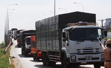 Thùng hàng xe tải bốc cháy ngùn ngụt