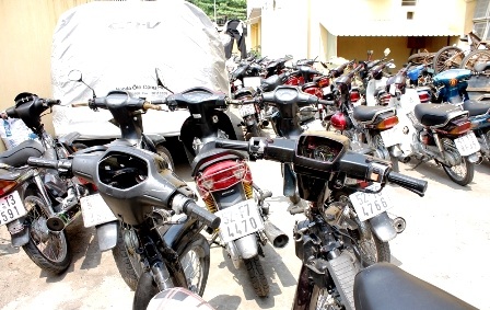 Bắt gần trăm phương tiện của "quái xế" tham gia "bão đêm" - 1