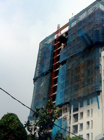 Ba công nhân rơi từ tầng 6, một người tử vong - 1