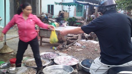 Chợ hoạt động, rau xanh, đồ tươi sống đắt hàng - 4