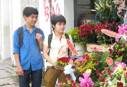 Học sinh TPHCM chọn mua hoa tươi tặng thầy cô.