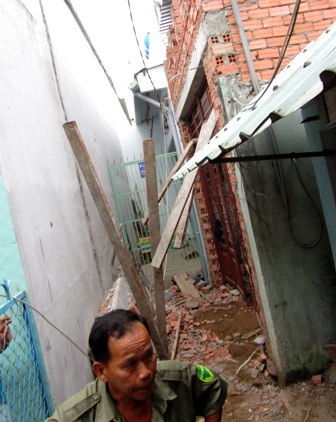 Sập ô văng, một công nhân thiệt mạng - 1