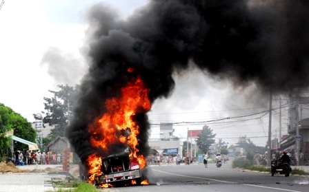 Xe container cháy dữ dội trên đường - 1