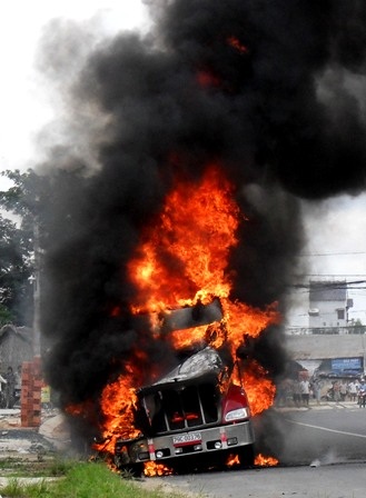 Xe container cháy dữ dội trên đường - 2