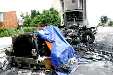 Xe container cháy dữ dội trên đường - 3