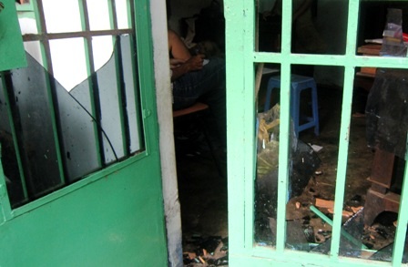 Côn đồ tấn công 7 phụ nữ và trẻ em lúc nửa đêm - 2