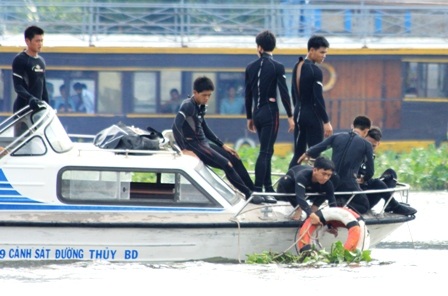 Khoảnh khắc sinh tử của lính cứu hộ vụ lật tàu Dìn Ký - 2