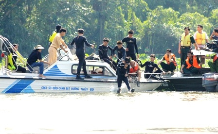 Khoảnh khắc sinh tử của lính cứu hộ vụ lật tàu Dìn Ký - 1