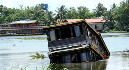 Tàu Dìn Ký lại đang chìm - 3