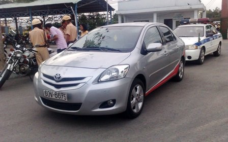 Bị CSGT truy đuổi 10km, tài xế vi phạm cố thủ trong xe - 3 Bị CSGT truy đuổi 10km, tài xế vi phạm cố thủ trong xe - 3