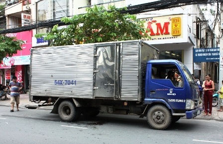 Vướng vào áo mưa, một phụ nữ nguy kịch - 1 Vướng vào áo mưa, một phụ nữ nguy kịch - 1