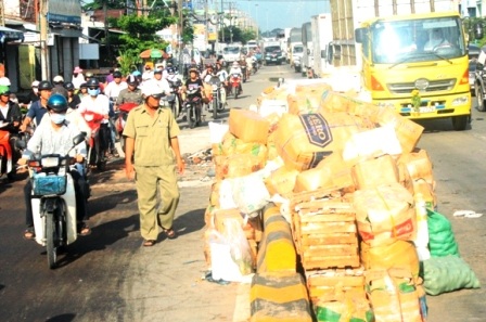 Hai xe tải lật nhào trên phố - 2