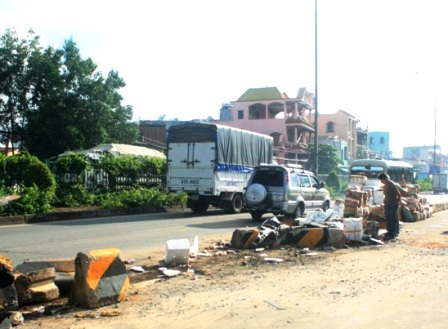 Hai xe tải lật nhào trên phố - 1