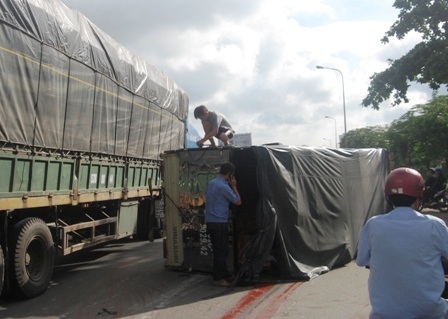 Hai xe tải lật nhào trên phố - 3