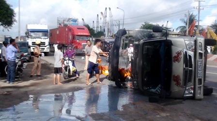 Hai xe tải lật nhào trên phố - 4