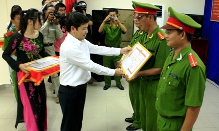 Khoảnh khắc sinh tử của lính cứu hộ vụ lật tàu Dìn Ký - 5