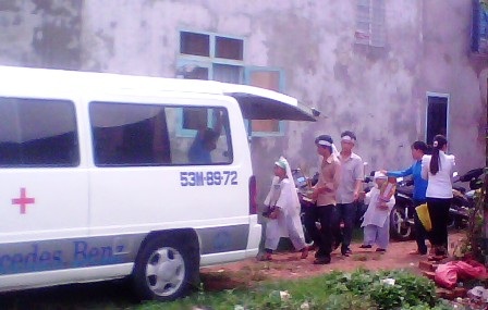 Hai đứa trẻ gánh bi kịch bố đâm chết mẹ - 2