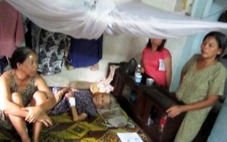 Côn đồ tấn công 7 phụ nữ và trẻ em lúc nửa đêm - 1