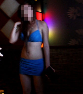 Nữ tiếp viên quán karaoke chỉ mặc “áo tắm” - 3