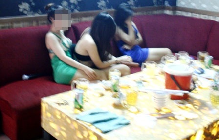 Nữ tiếp viên quán karaoke chỉ mặc “áo tắm” - 1