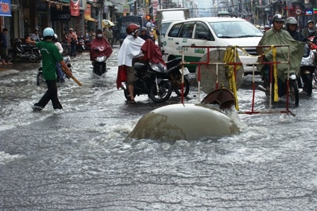 Nước cống phun xối xả, đường biến thành sông - 1